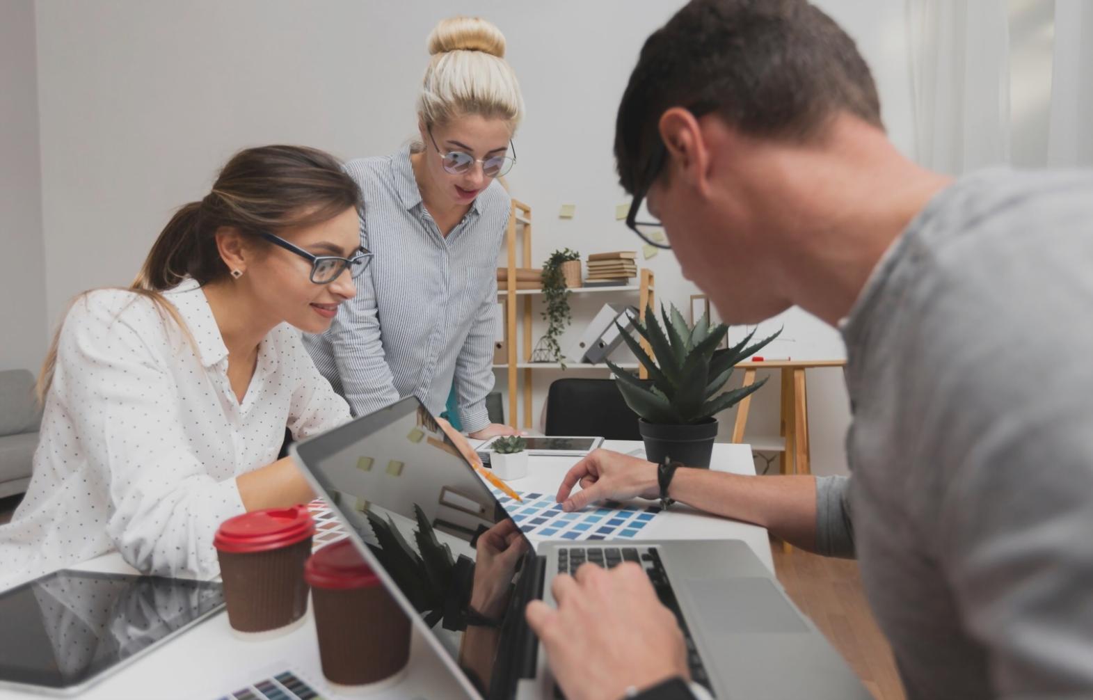Modernes Büro mit Blick auf Arbeitsumgebung und Zusammenarbeit